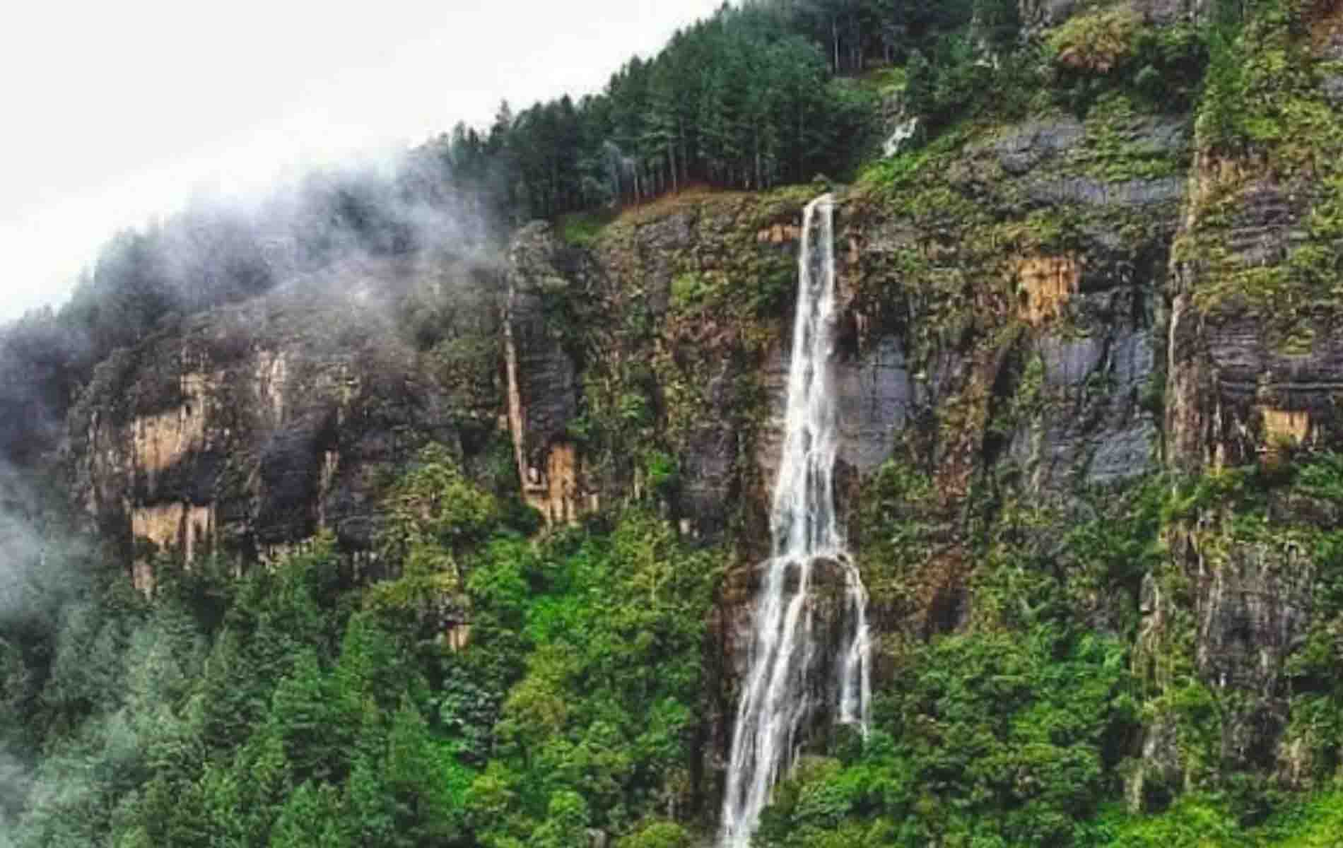 Bambarakanda falls in Sri Lanka